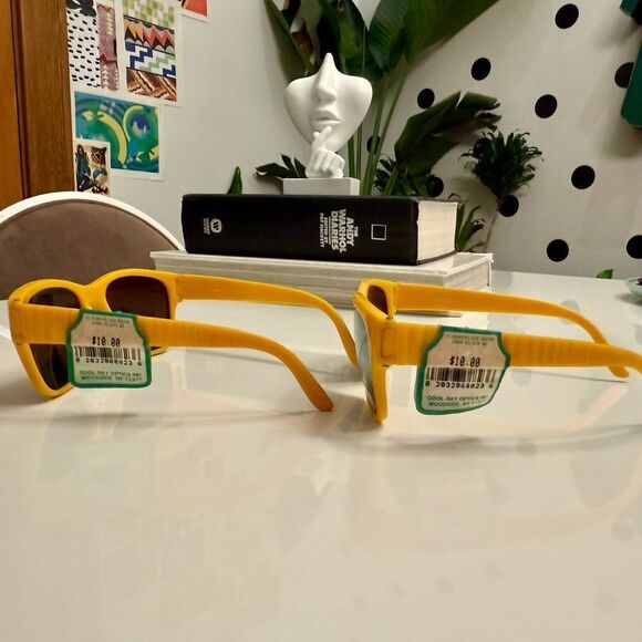 Super Cool True Vintage 1970s Yellow 3D Geometric Ribbed Unisex Sunglasses main image 3
